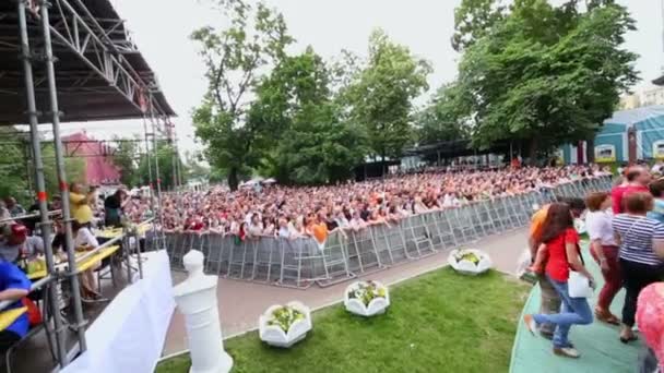 Fans near stage at concert of Chaif — Stock Video