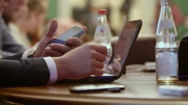 Gazetecilere bilgi dizüstü bilgisayarlar düzeltmek.