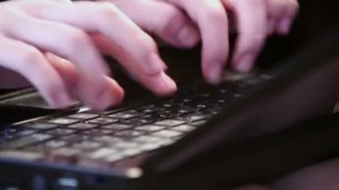 İnsanlar parmak klavye düğmeleri iter