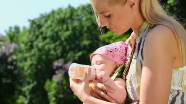 genç anne bebeğini beslemeleri