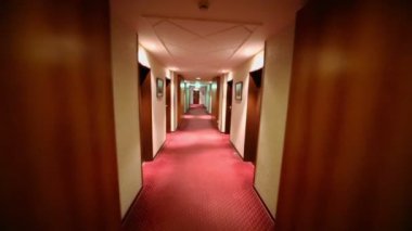 Hotel koridorda tavanda lambalar