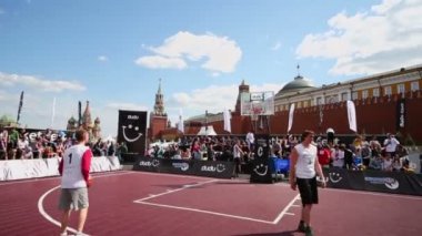 Sporcular basketbol oynamak