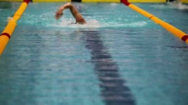 Sporcu gezinme tarzda yüzüyor