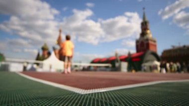 Genç çocuk tenis oynuyor