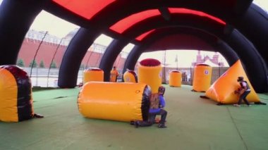 İnsanlar paintball oynamak oyun alanı