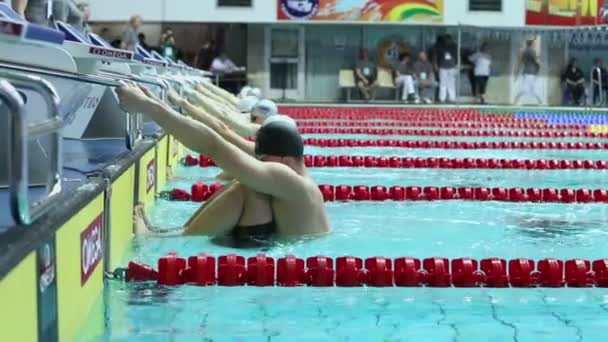 Men jump into water during start — Stock Video