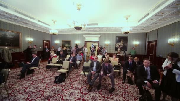 Journalists listen information in press center — Stock Video