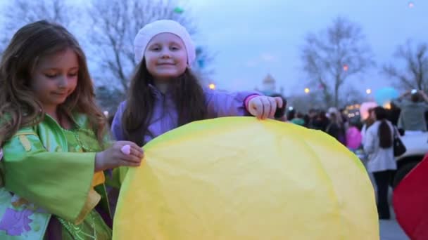 Les petites filles tiennent lanterne japonaise — Video