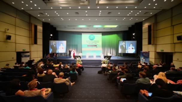 Mensen luisteren spreker op het podium — Stockvideo