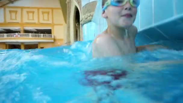 Jeune garçon en lunettes de natation — Video