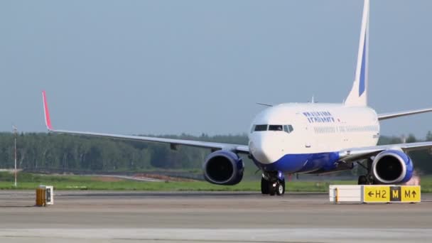 Flugzeug der Transaero Airlines dreht auf Landebahn — Stockvideo