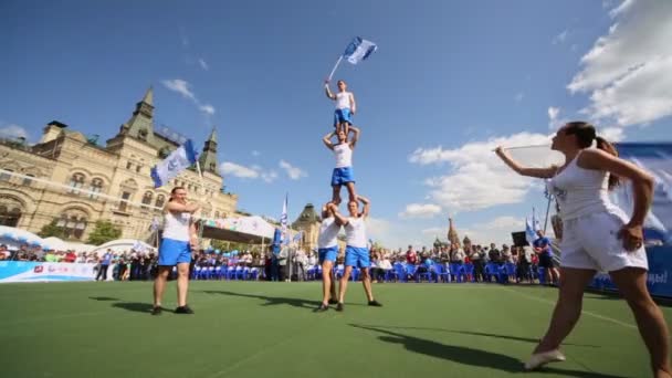 Verschillende sporters staan op elkaar — Stockvideo