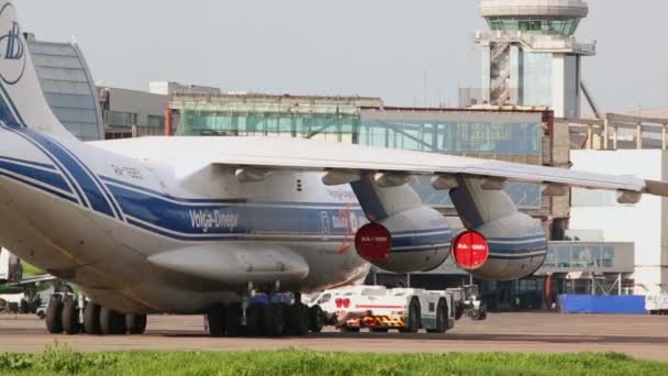 Camión tira de aviones de las aerolíneas Volga-Dnepr — Vídeo de stock