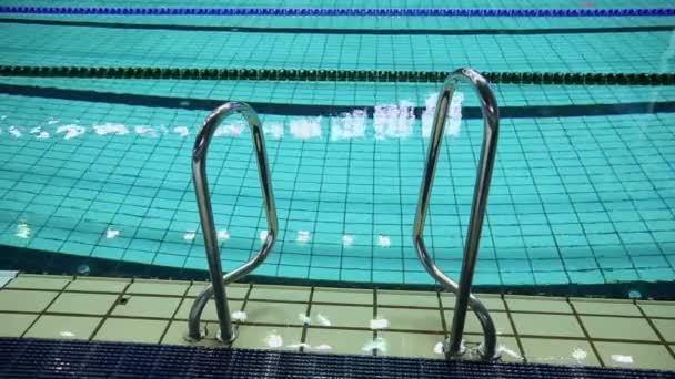 Gelændere ved grænsen til swimmingpoolen – Stock-video