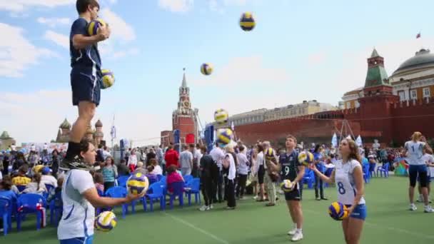 Волейболисты бегают с мячами — стоковое видео