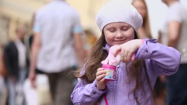 Girl plays with soap bubbles gun — Stock Video