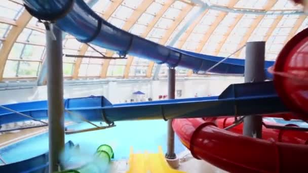 Homme monte sur aqua toboggan coloré — Video