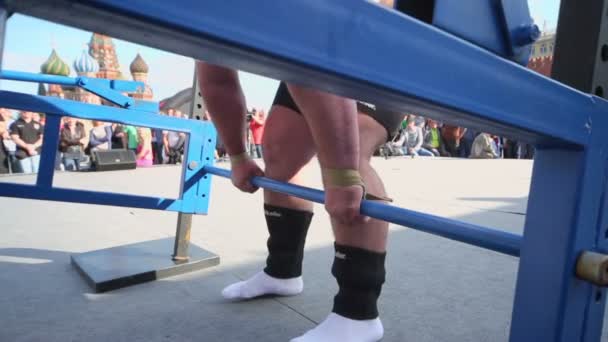 Strongman lifts heavy weight — Stock Video