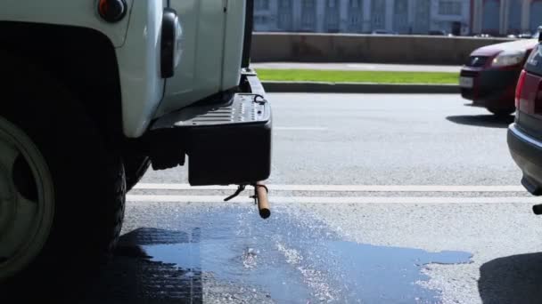 Wasser tropft aus Straßenwaschwagen — Stockvideo