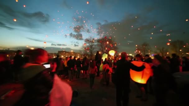 People lunch lanterns — Stock Video