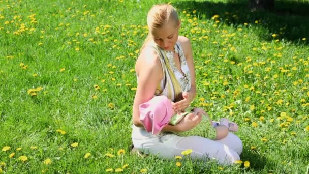 Joven mujer sostiene bebé en las manos — Vídeos de Stock