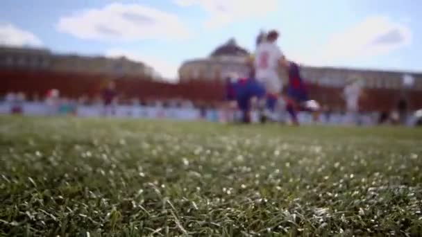Çocuklar futbol kırmızı kare üzerinde oynamak. — Stok video