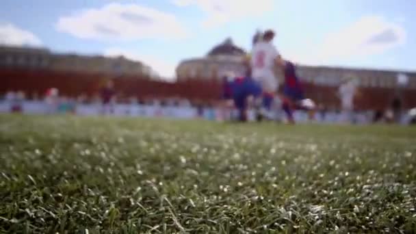 I ragazzi giocano a calcio sulla Piazza Rossa — Video Stock