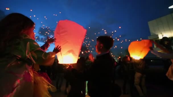 Man and girls lunch japan lantern — Stock Video