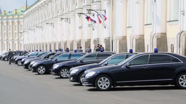 Coches gubernamentales negros — Vídeo de stock