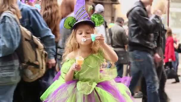 Little girl inflates soap bubbles — Stock Video