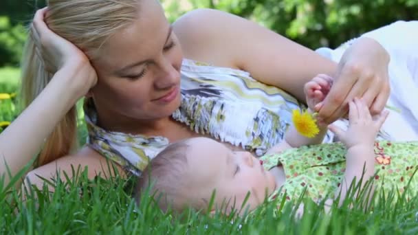 Mãe perto de sua filha bebê — Vídeo de Stock