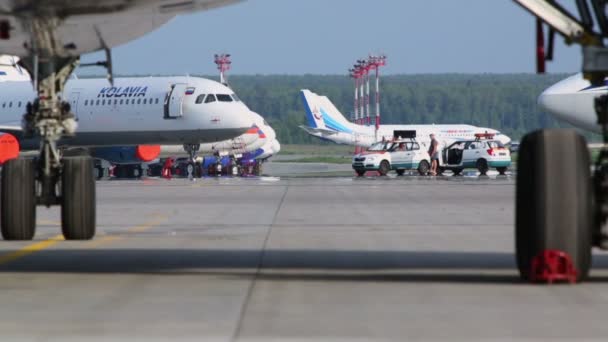 Αεροσκάφη αερογραμμές Belavia περνά — Αρχείο Βίντεο