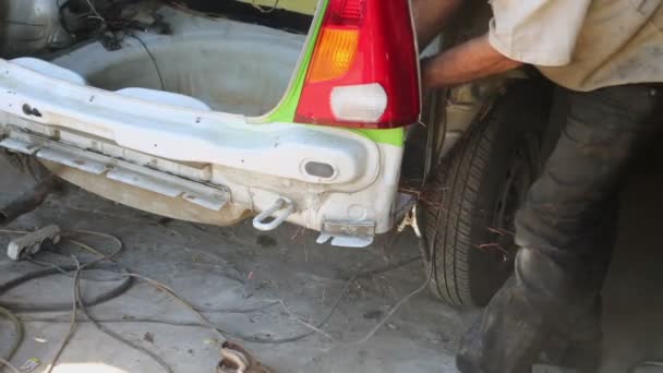 Man saws car boot at service — Stock Video