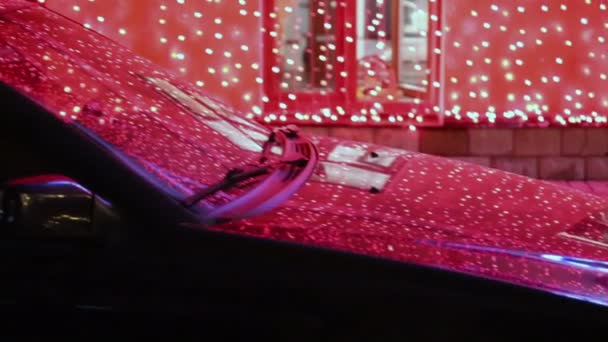 Черный автомобиль стоит рядом с витриной — стоковое видео