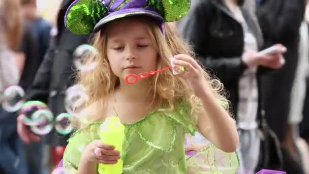 Dívka nafoukne mýdlové bubliny na dovolené — Stock video