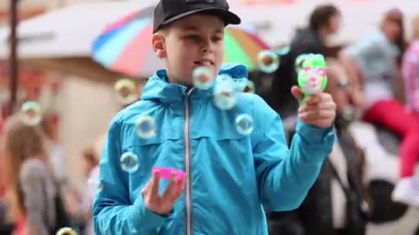 Young boy inflates soap bubbles — Stock Video