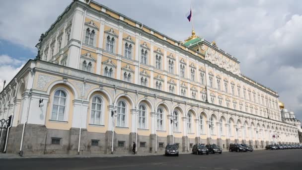 Rendőr sétál közelében Grand Kremlin Palace — Stock videók