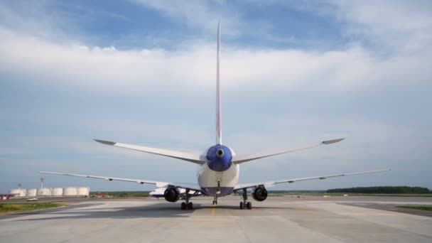 TransAero airlines flygplan på airdrome — Stockvideo