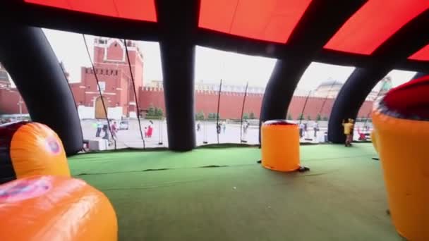 Personnes près de terrain de jeu pour les jeux de paintball — Video