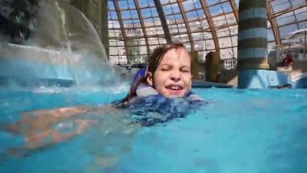 Menina feliz nada na piscina — Vídeo de Stock