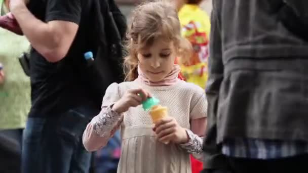 Girl inflates soap bubbles — Stock Video