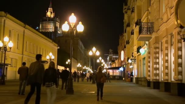 Lidé chodí na ulici starý Arbat — Stock video