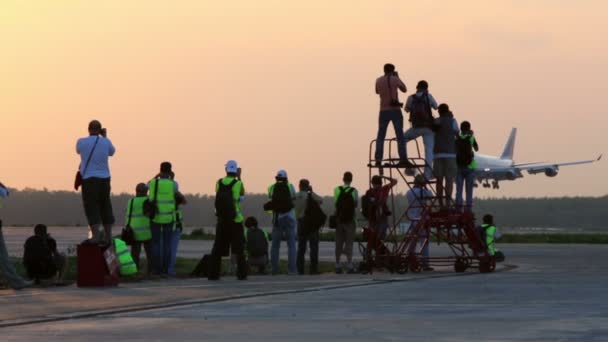 Aeronaves de aerolíneas aterrizan en pista — Vídeo de stock