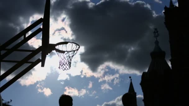 Jugadores de baloncesto tratan de poner pelota — Vídeo de stock