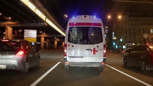 Paseos en coche de emergencia con parpadeador — Vídeo de stock