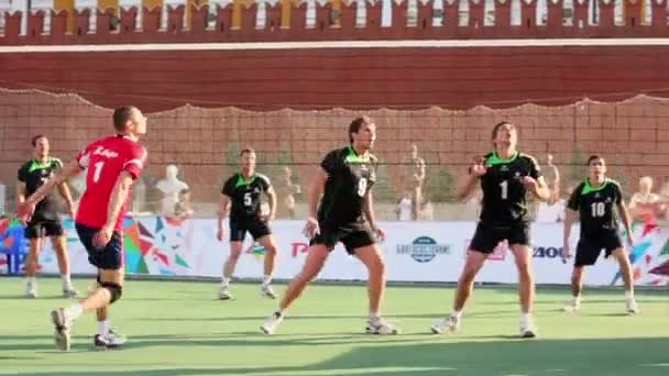 Sportsmen spela volleyboll nära Kreml wall — Stockvideo