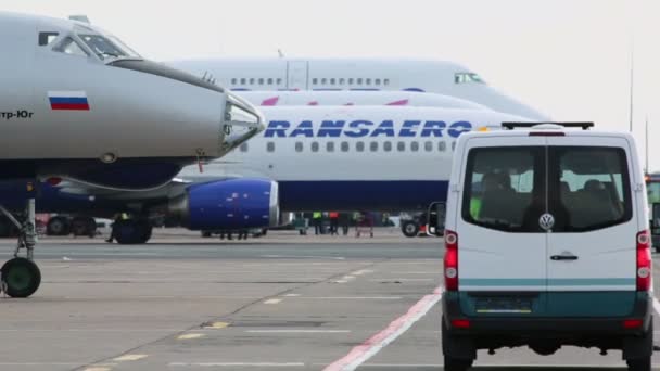 Minibus rijdt in de buurt van Transaero luchtvaartmaatschappijen vliegtuig — Stockvideo