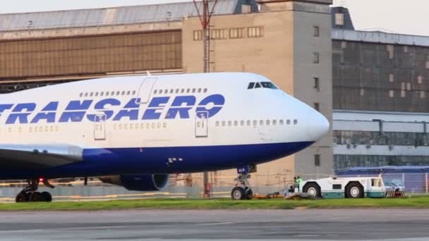 Kamyon Transaero Havayolları uçak çeker — Stok video