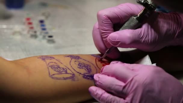 Professional makes tattoo on human hand — Stock Video