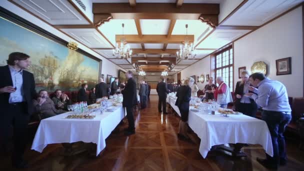 Banquete para periodistas antes de reunirse — Vídeos de Stock